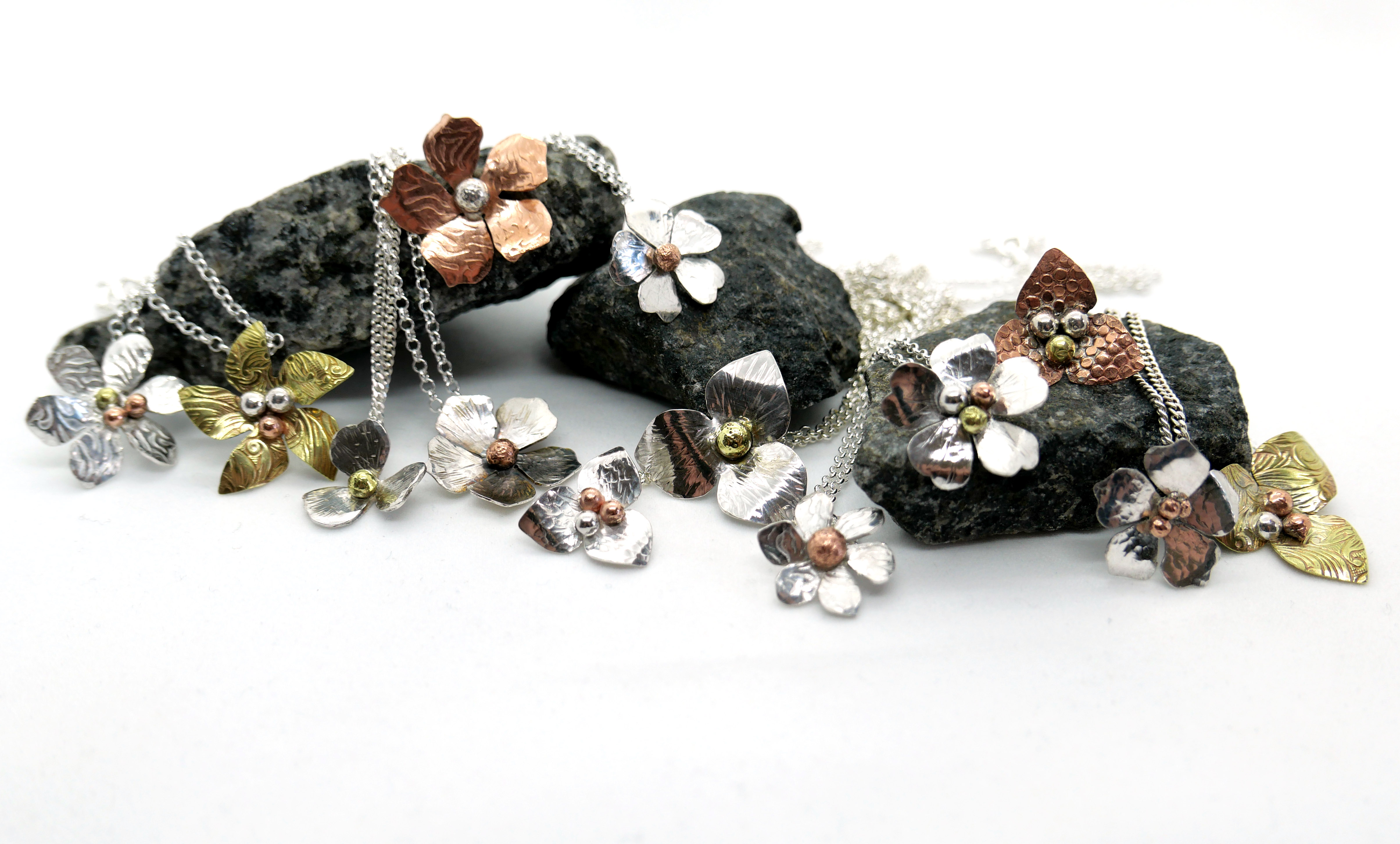 Silverhalsband med sommarblommor