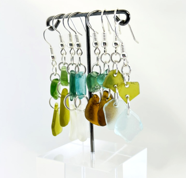 Silverörhängen med strandglas